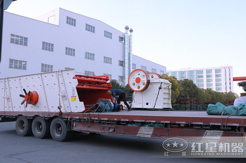 客戶(hù)顎式破碎機(jī)裝車(chē)發(fā)貨現(xiàn)場(chǎng)