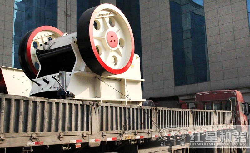 客戶(hù)顎式破碎機(jī)裝車(chē)現(xiàn)場(chǎng)