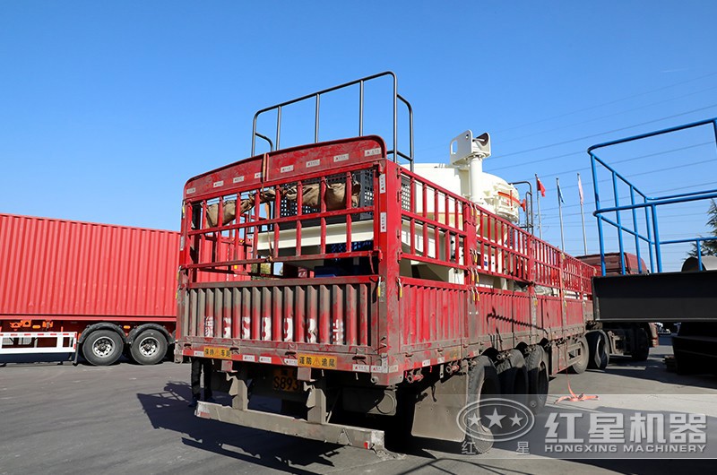 客戶訂購的VSI制砂機裝車現(xiàn)場