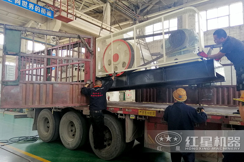 客戶訂購的對(duì)輥式制砂機(jī)裝車現(xiàn)場