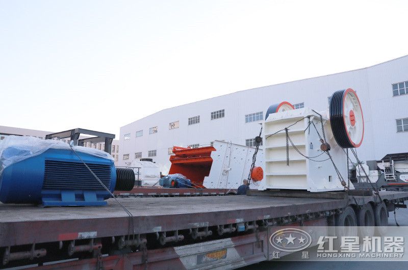 客戶訂購的顎式破碎機(jī)裝車現(xiàn)場